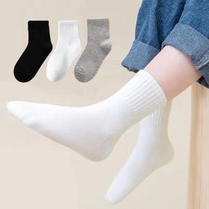 Toptan düz renk öğrenci çorap nefes pamuk orta tüp okul çorap siyah beyaz gri çorap - Product Image 1