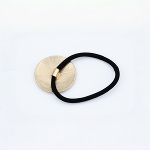 Élastique à cheveux minimaliste en alliage d'or et plastique, motif géométrique, de haute qualité, pour queue de cheval, accessoire de mode pour femme - Product Image 3