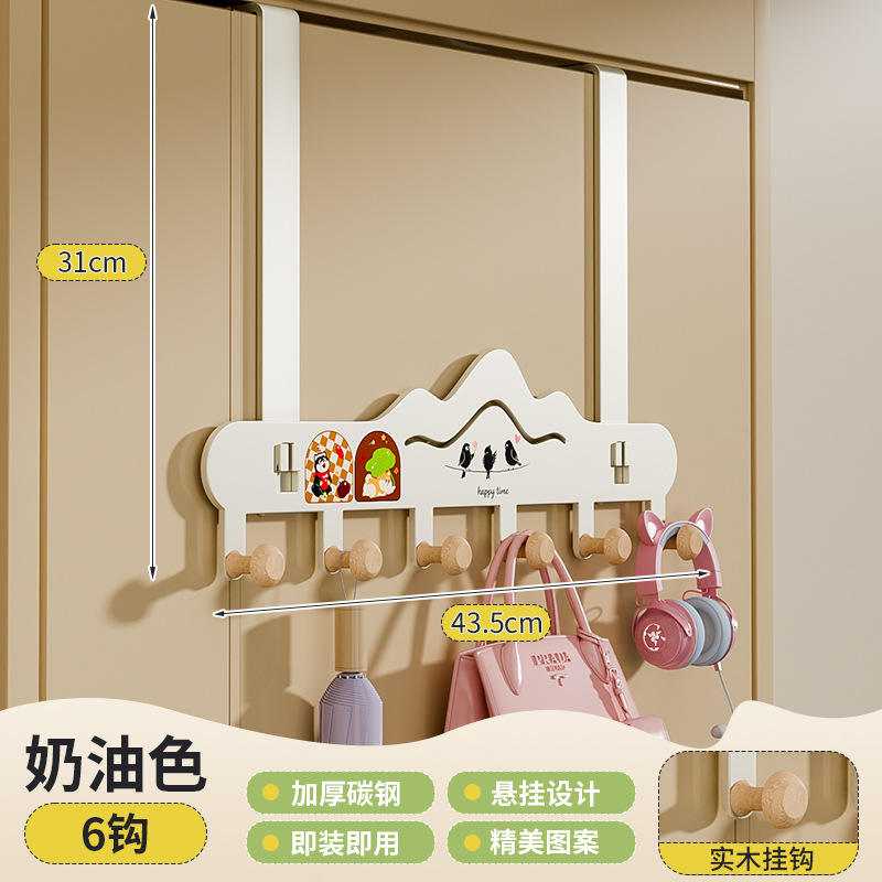 Seis ganchos detrás de la puerta blanca.