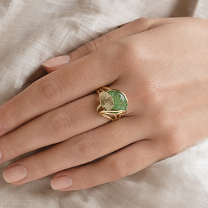Anello Stile Foglia di Ginkgo con Smeraldo per Donne, Elegante Gioiello da Dito in Stile Giardino - Product Image 2