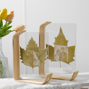 <span class=keywords><strong>Cadre</strong></span> <span class=keywords><strong>photo</strong></span> en bois <span class=keywords><strong>pas</strong></span> <span class=keywords><strong>cher</strong></span> en forme de L, style nordique, gravure laser motif feuille, installation sur table, couleur bois naturel, chêne blanc - Product Image 1