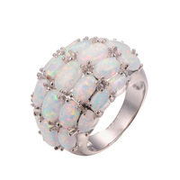 Bague de mariage tendance pour femme, en laiton plaqué rhodium, avec opale ovale délicate style halo et sertissage griffe, bijoux raffinés rétro