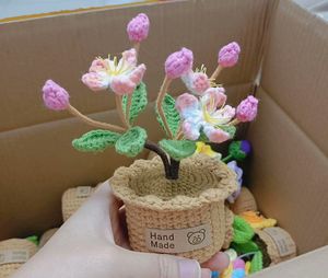 Nuova decorazione creativa per auto per la casa fatta a mano con vaso di lana lavorato a maglia con fiori e piante in vaso campana di rosa - Product Image 2