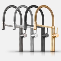 Robinet de cuisine de luxe en laiton doré avec douchette extractible à ressort et bec rotatif, mitigeur chaud/froid pour la vente en gros et les projets