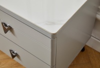 Table de chevet moderne gris clair avec plateau en pierre frittée, 2 tiroirs, poignées métalliques triangulaires, armoire de nuit en bois pour chambre à coucher