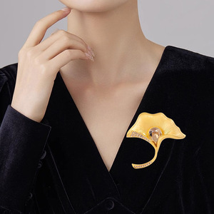 Broche de Cristal Vintage Personalizado em Forma de Folha de Ginkgo, Elegante para Acessórios de Vestuário Feminino - Product Image 3
