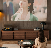 Console multimédia à profil bas avec plusieurs tiroirs de rangement, meuble de divertissement en bois Japandi pour salon
