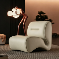 Fauteuil individuel traditionnel Tenghang en cuir huilé et fourrure Sherpa, dossier massif, pieds en bois, design de salon
