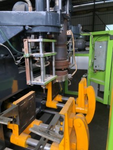Machine de fabrication de fûts en plastique 1 L d'<span class=keywords><strong>occasion</strong></span> en gros en usine Machine de moulage par étirage-soufflage de fûts en plastique de 1 litre - Product Image 3