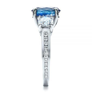 Anello di Fidanzamento F158 per Donna con Diamante Naturale Taglio Ovale e Diamanti Laterali, Colore D, Fascia in Oro Bianco - Product Image 3