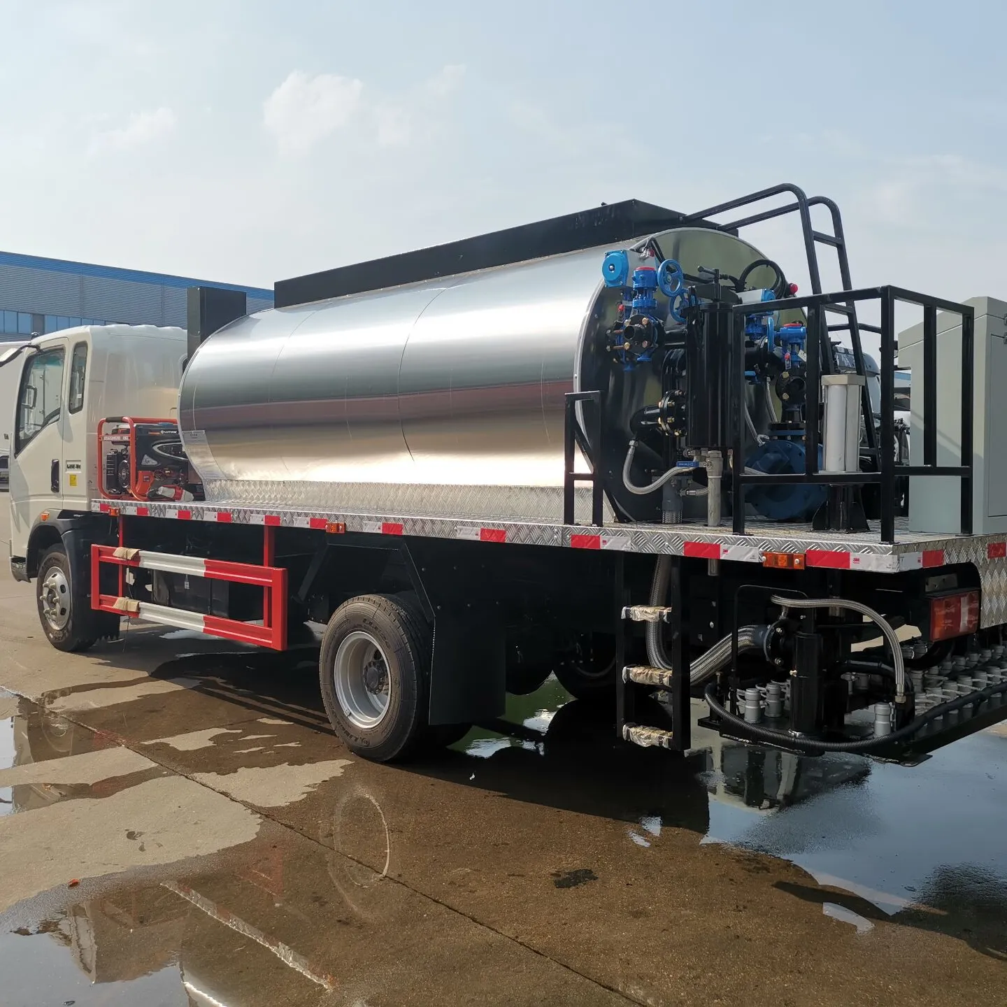 Asphalt Road Construction 6000L/6CBM Asphalt Bitumen Emulsion Sprayer Truck