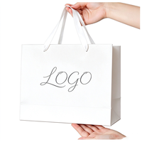 Sac cadeau en papier cartonné blanc de luxe, logo et couleur personnalisés, poignée en ruban, sac de shopping en papier imprimé sur mesure