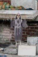 AROMA Décoration d'Halloween effrayante de 35 pouces, Grimaceur suspendu avec yeux lumineux, sons et mouvements de frappe pour maisons hantées et décorations de fête