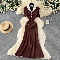 Robe midi d'été pour femme à col contrastant, manches courtes, boutonnée sur le devant, en tricot côtelé avec détail poche