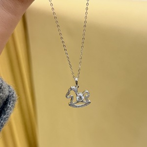 สร้อยคอรูป<span class=keywords><strong>ม้า</strong></span>โยกประดับมอสซาไนต์เงินแท้ S925 สำหรับผู้หญิง สร้อยคอหรูหราประดับจี้ระยิบระยับ ของขวัญสุดหรูสำหรับปีนักษัตร - Product Image 2