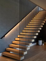 Escalier en U en acier CBMmart avec marches en bois, monopoutre et balustrade en verre pour projets résidentiels et commerciaux