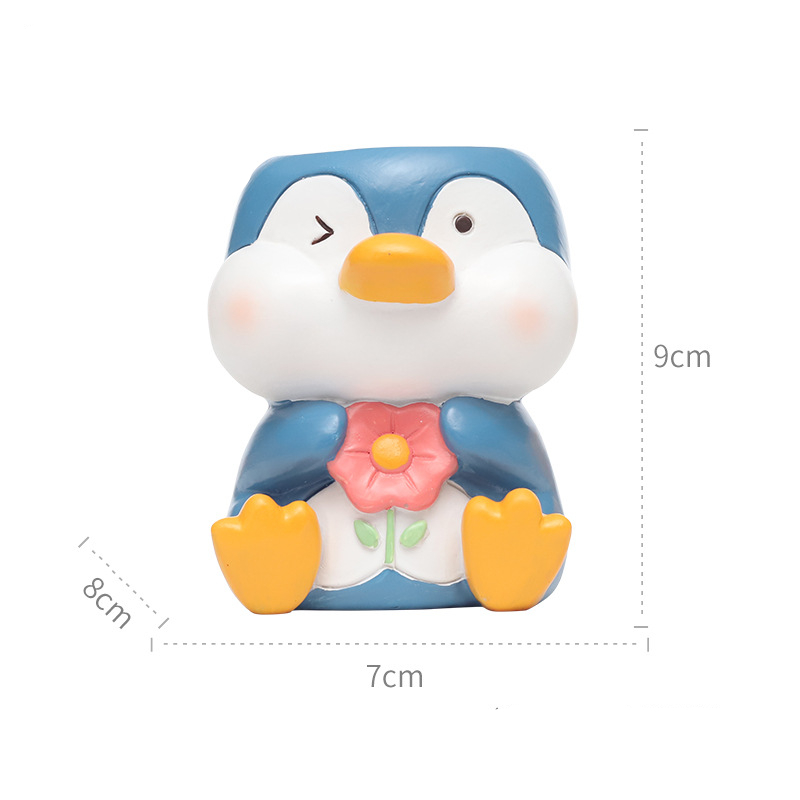 Bellissimo piccolo pinguino colorato nel vaso di fiori