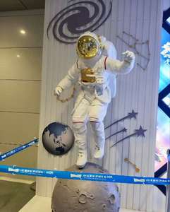 Sculpture d'astronaute en résine, statue réaliste de cosmonaute, figurine légère, résistante aux intempéries, décoration d'art surdimensionnée pour l'intérieur et l'extérieur - Product Image 1