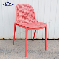 Chaise en plastique PP de style nordique avec dossier perforé respirant, chaise de salle à manger empilable multicolore pour banquet, fête en plein air, patio
