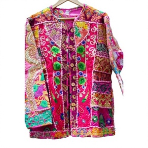 Veste d'automne artisanale indienne Banjara pour femme en denim brodé avec des patchs miroir floraux en coton tissé matelassé respirant et écologique - Product Image 1