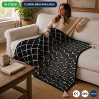 Couverture tricotée personnalisée en gros, motif géométrique losanges et chevrons noir et blanc avec pompons pour canapé et maison, OEM