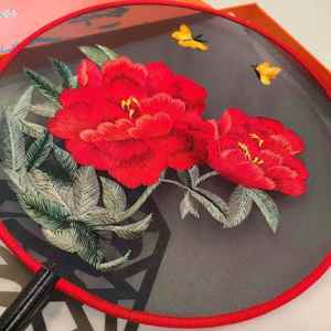 Éventail pliant en bambou haut de gamme personnalisable, style DIY avec décorations brodées et modèle ancien, idéal pour les soirées musicales et les promotions - Product Image 3