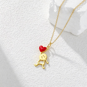 Collier avec pendentif amusant en forme de petit bonhomme mignon tenant un cœur, en acier inoxydable plaqué or, cadeau pour femmes et filles - Product Image 3