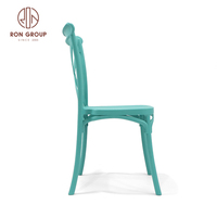 Chaise de salle à manger de mariage en résine plastique PP de haute qualité, mobilier moderne pour hôtel, chaise à dossier croisé avec coussin moelleux pour les événements de villa