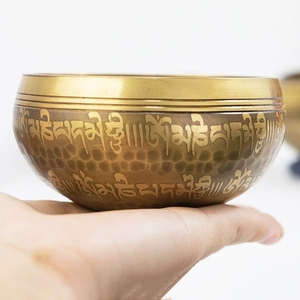 Bol chantant en cuivre du Népal fait main, sculpté avec des écritures, pour la thérapie sonore et la guérison (vente en gros) - Product Image 3