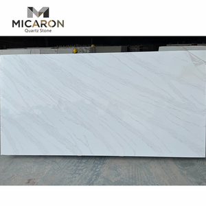 Dalle de quartz Calacatta Gold Vein avec <span class=keywords><strong>un</strong></span> motif doré audacieux et dynamique, 20 mm, pour îlot de cuisine avec comptoir en cascade - Product Image 2