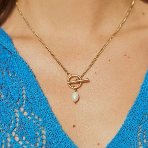 Collier ras du cou tendance avec pendentif plaqué or 18 carats et perles d'eau douce superposées, bijoux unisexes - Product Image 2