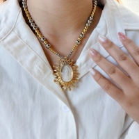 Collier Pendentif Charme Portrait de la Vierge Marie CHRISTIAN Plaqué Or 18 carats avec Perles d'Eau Douce et Pierres Naturelles