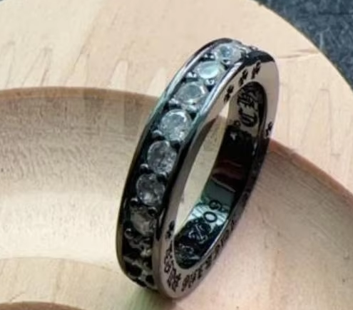 Rangée de diamants noirs avec diamants blancs