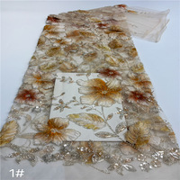 Tissu en dentelle française élégante de haute qualité avec perles faites à la main et maille à sequins pour la création de robes de mariée et de soirée.