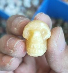 กะโหลกแคลไซต์สีเหลือง