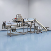 Industriële machine voor het extruderen en drogen van kattenvoer en een productielijn voor de verwerking van kauwsnacks voor honden.