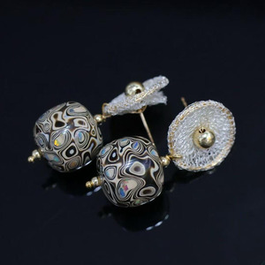 Pendientes Colgantes Hechos a Mano en Oro de 14K, Alambre de Encaje Artesanal Italiano con Cuentas de Laca Natural, Joyería Fina Bohemia Artesanal - Product Image 1