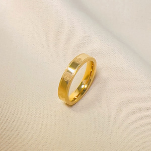 แหวนสแตนเลสสตีลชุบทอง 18K PVD ลายโคลเวอร์สำหรับผู้หญิง |   ดีไซน์มินิมอล กันน้ำ ป้องกันอาการแพ้ และไม่ซีดจาง - Product Image 1