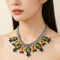 Collier bib fantaisie OEM/ODM avec strass œil de paon, pendentif ovale en cristal, collier bohème feuille noire