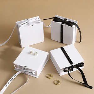 Caja de Regalo de Joyería de Lujo de Cartón con Logotipo Personalizado, Cierre con Cordón, Diseño Moderno Cuadrado de 9*9*3.5CM para Anillos y Pulseras - Product Image 5