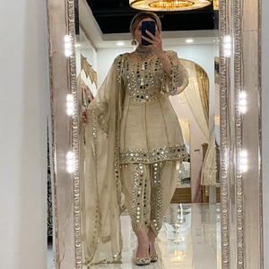Ensemble de robe de mariée indienne et pakistanaise traditionnelle élégante en soie beige brodée pour femmes, coupe ample, style longueur cheville - Product Image 1
