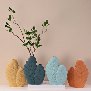 Vase en céramique de style nordique, couleur Morandi, forme de feuille botanique, finition peinte à la main, pour la présentation de fleurs séchées ou fraîches - Product Image 1