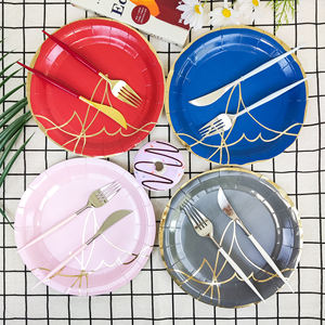 Ensemble de vaisselle jetable noir avec dorure à chaud, résistant à l'eau, assiettes et plats adaptés aux fêtes d'<span class=keywords><strong>anniversaire</strong></span> de garçons et d'hommes - Product Image 6