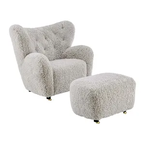 100% 真正的羊皮软垫弯曲宽松休闲椅客厅，配有实心硬木和金属轮