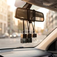 Flacon diffuseur de voiture en verre carré rechargeable de 8 ml avec bouchon à vis et boîtes d'emballage coulissantes en carton kraft personnalisées