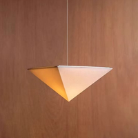 Suspension géométrique pyramidale en acrylique style nordique, jaune moutarde, design moderne pour salle à manger et cuisine