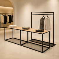 Table de présentation et portant à vêtements combinés avec cadre en métal noir et dessus en bois clair
