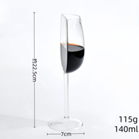 Gobelet à cocktail de vin à demi-champagne isolé de grande valeur Design moderne pour les fêtes