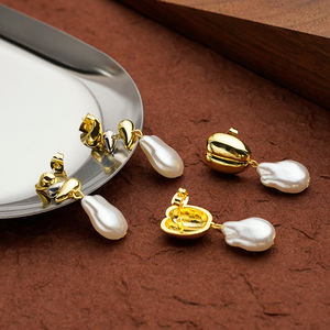 Último diseño 18K chapado en oro latón joyería geométrica Irregular gota de agua Alien perla pendiente de moda para mujer pendientes E241599 - Product Image 2