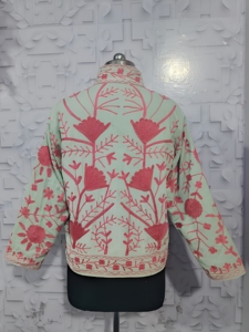 เสื้อแจ็คเก็ตปักลายทำมือชิ้นนี้ แสดงถึงงานฝีมืออันเหนือกาลเวลา พร้อมดีไซน์ลายดอกไม้ที่งดงาม แรงบันดาลใจจากประเพณีดั้งเดิม - Product Image 2